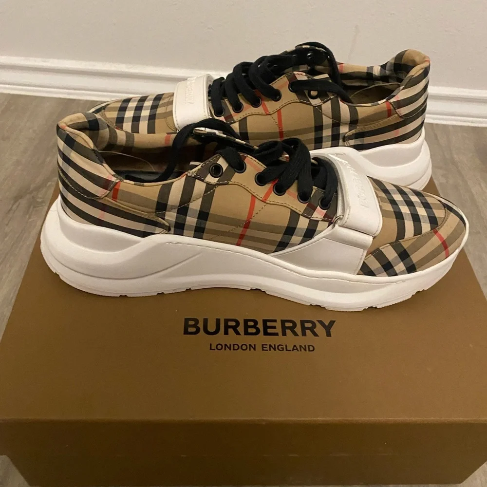 Burberry shoes size 11 men - Picture 3 of 3
